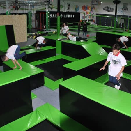 Niños en la zona de parkour de Super Jump Estepona