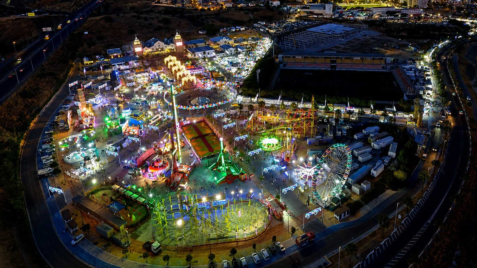 Vista aérea nocturna del Recinto Ferial de Estepona iluminado durante la Feria Mayor
