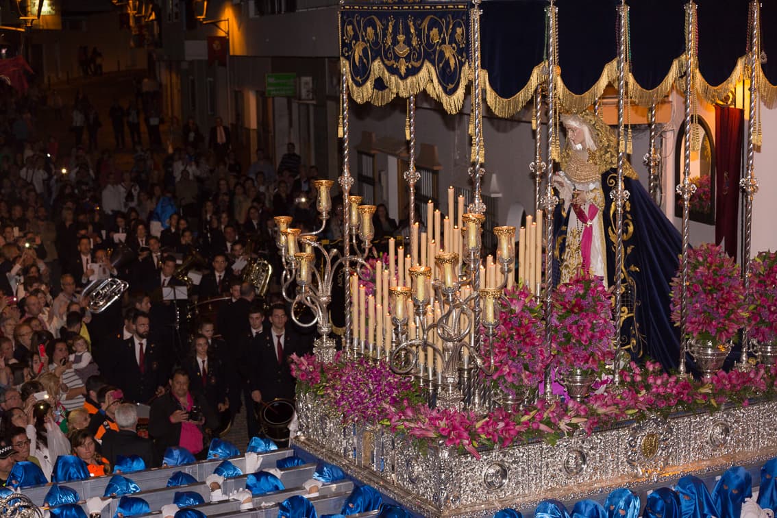 Procesión nocturna de Semana Santa por las calles del casco histórico de Estepona