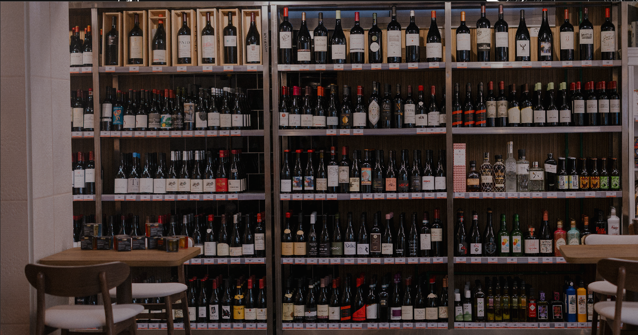 Bodega con selección de vinos en Mercado Santa Ana