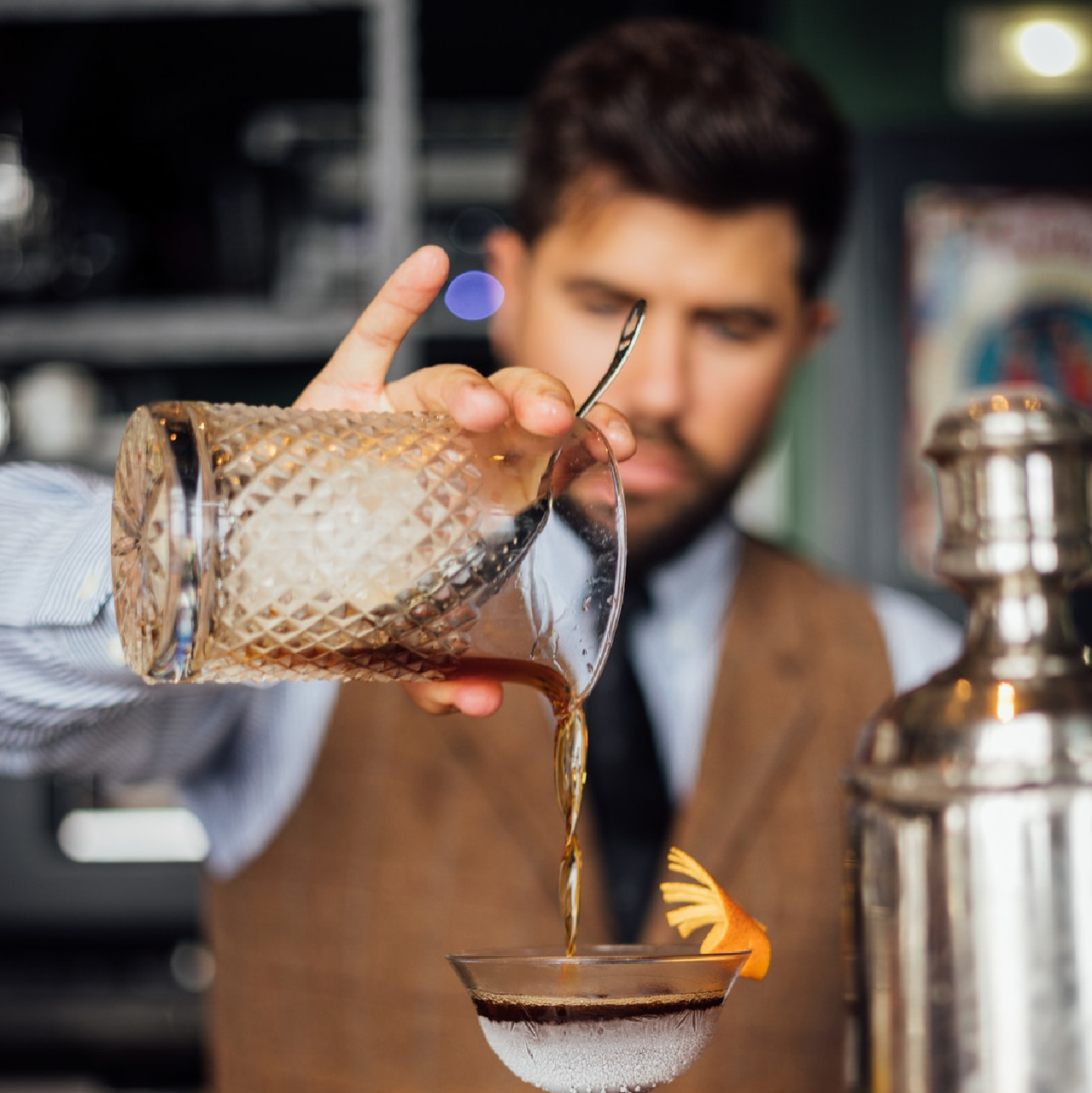 Coctelero preparando una copa en Varsovia