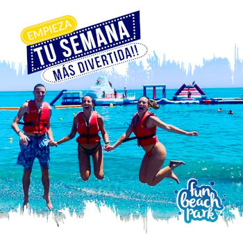 Grupo de amigas saltando al agua con chalecos salvavidas en el parque acuático flotante de Fun Beach Park en Estepona