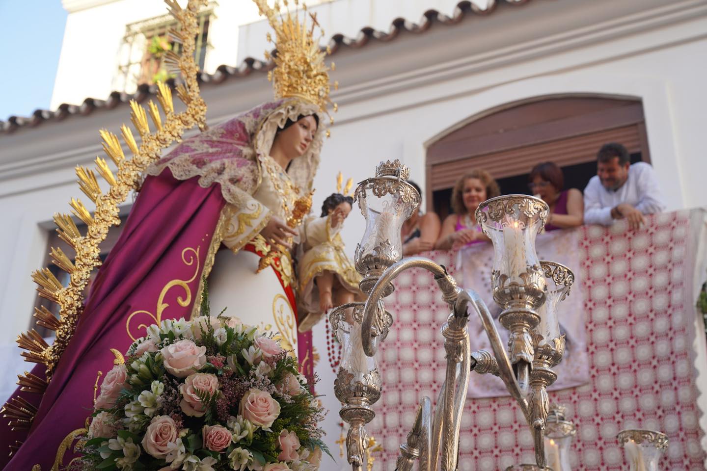 La Hermandad de Santa María de los Remedios en procesión por el casco histórico de Estepona