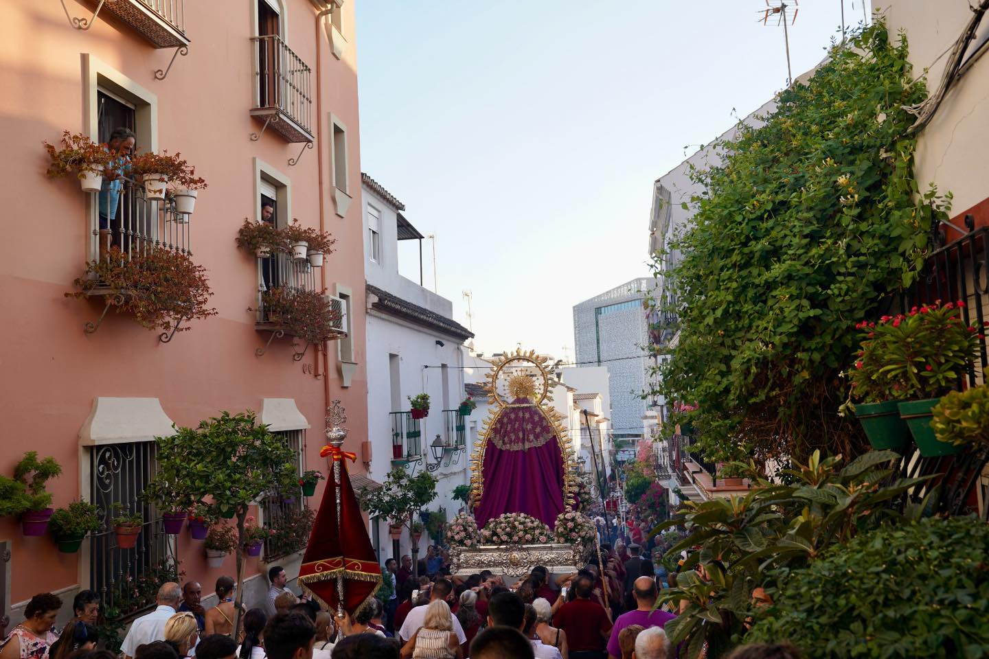 Ambiente de la procesión de la Virgen de los Remedios, tradición religiosa del 15 de agosto en Estepona