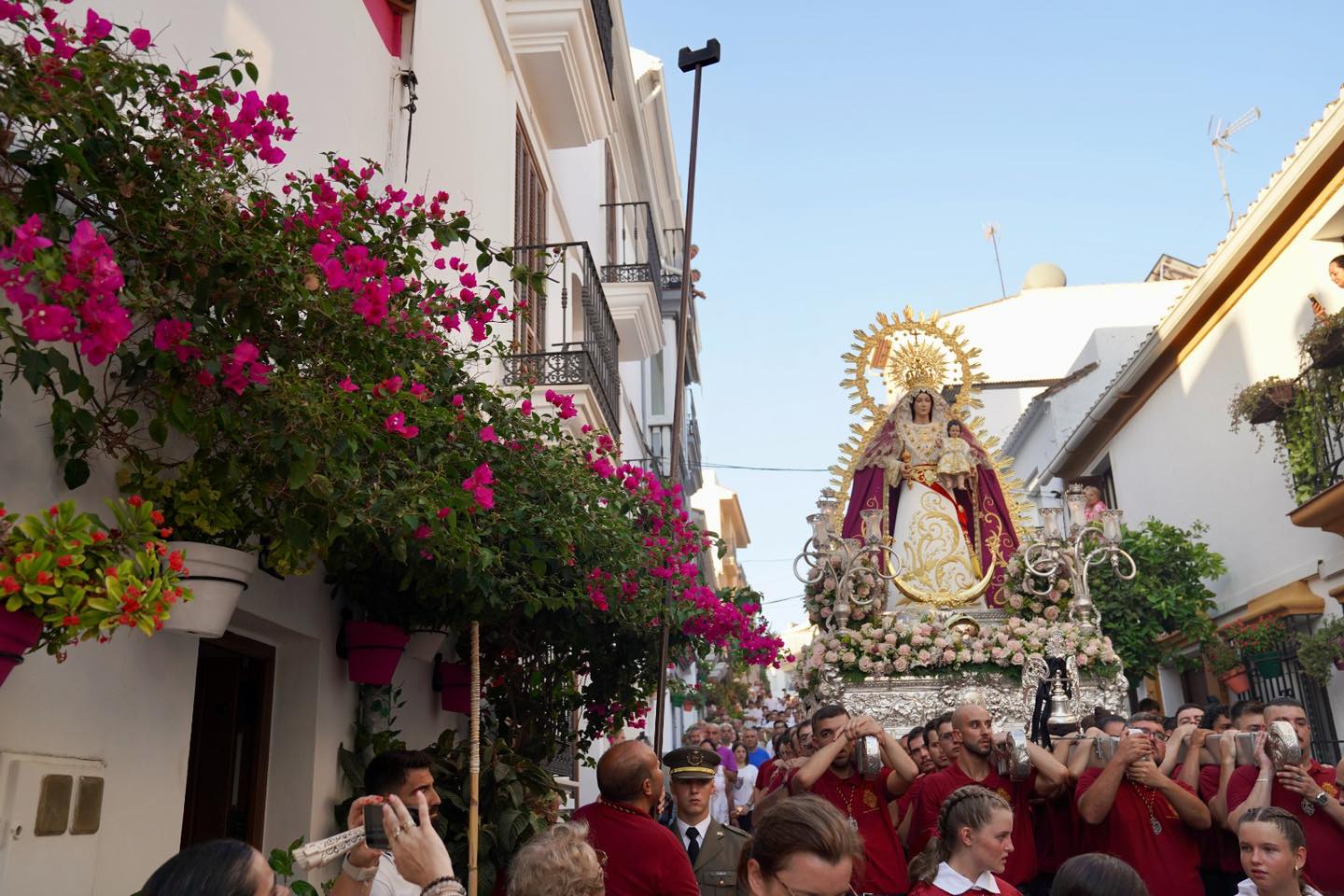 Detalle de la procesión de la Virgen de los Remedios en las calles de Estepona