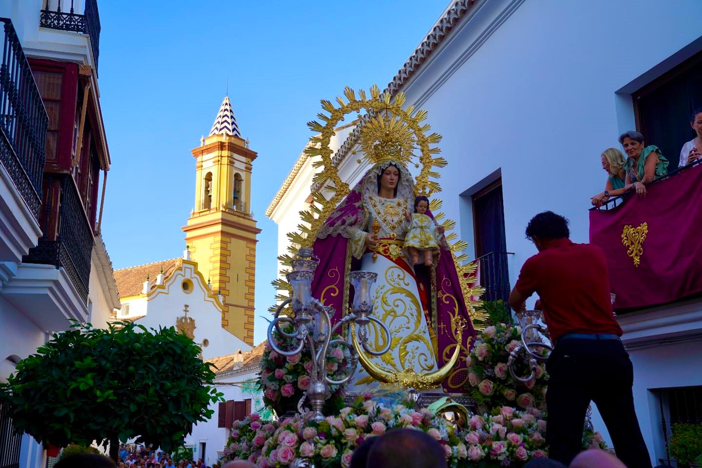 El trono de la Virgen Santa María de los Remedios recorriendo el casco antiguo de Estepona
