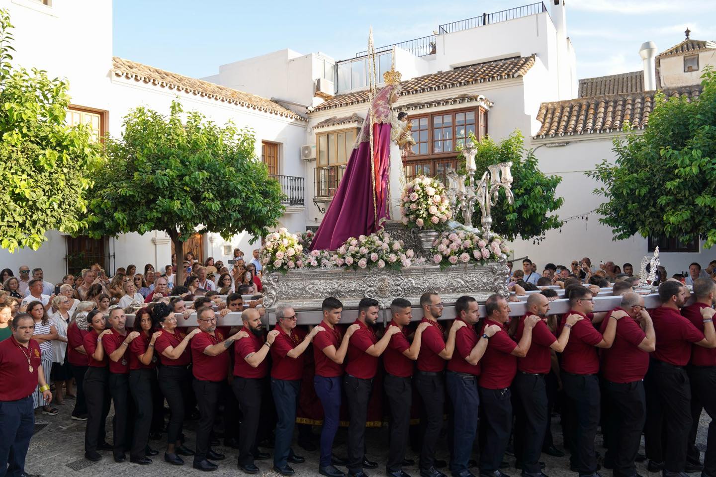 Fieles acompañando a la Virgen de los Remedios durante la procesión del 15 de agosto en Estepona