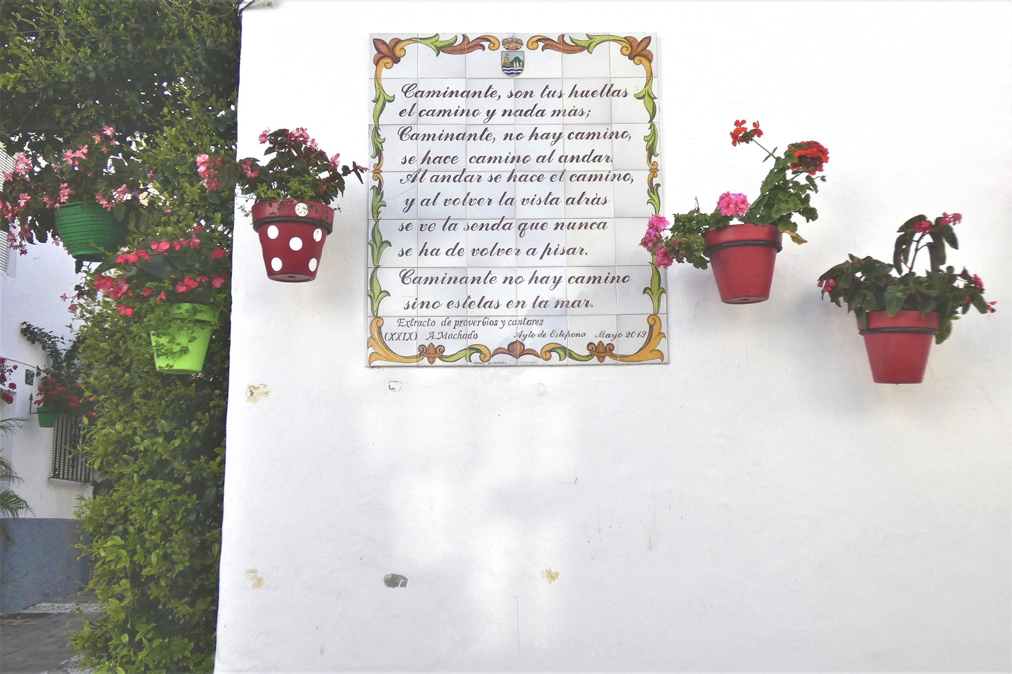 Ceramic tile with verses by Antonio Machado on a street in Estepona