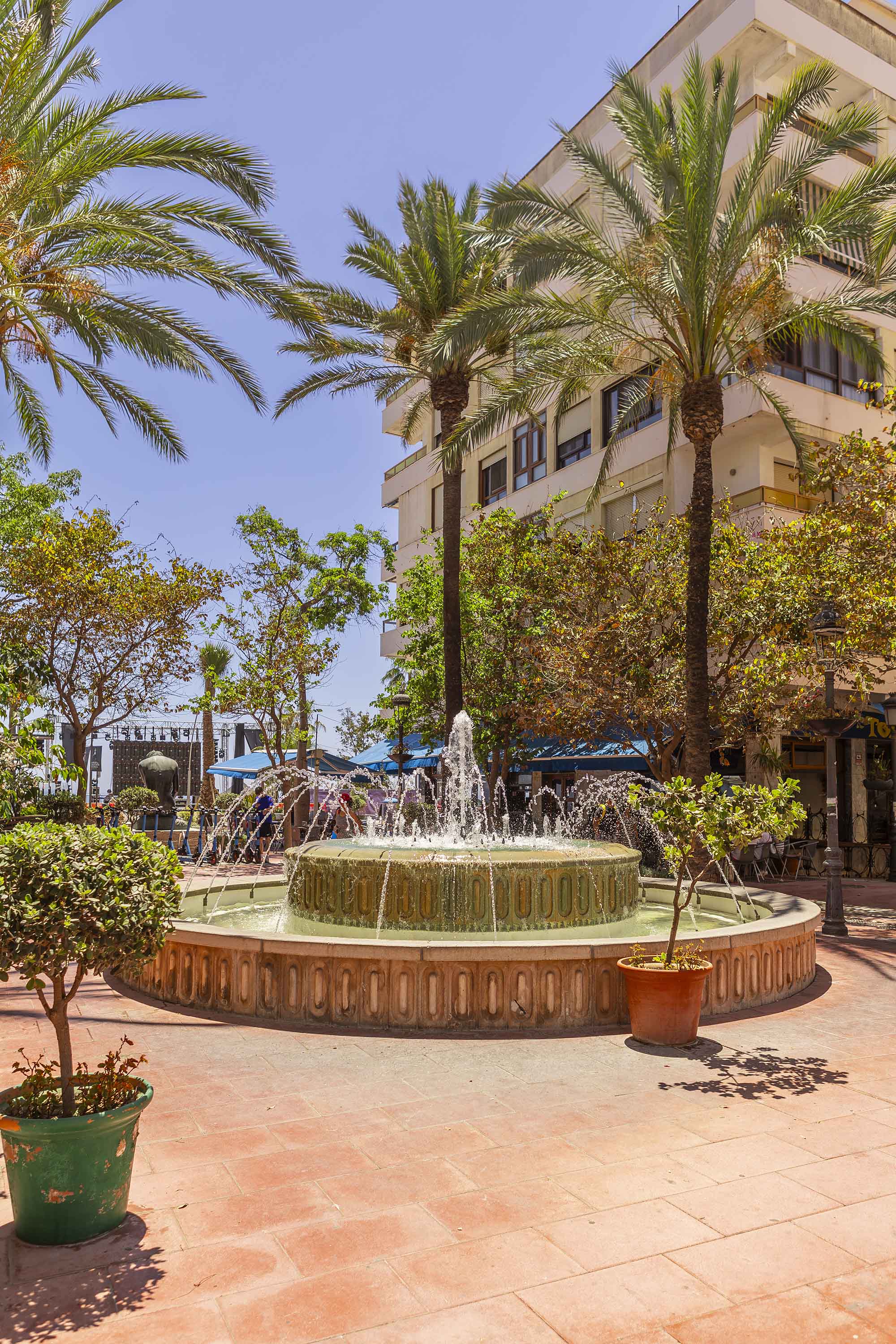 Fuente en la plaza de la zona del Bulevar de Estepona.
