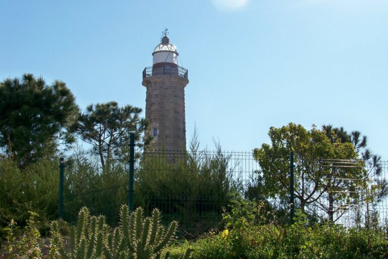 Faro de Punta Doncella con vistas al Estrecho