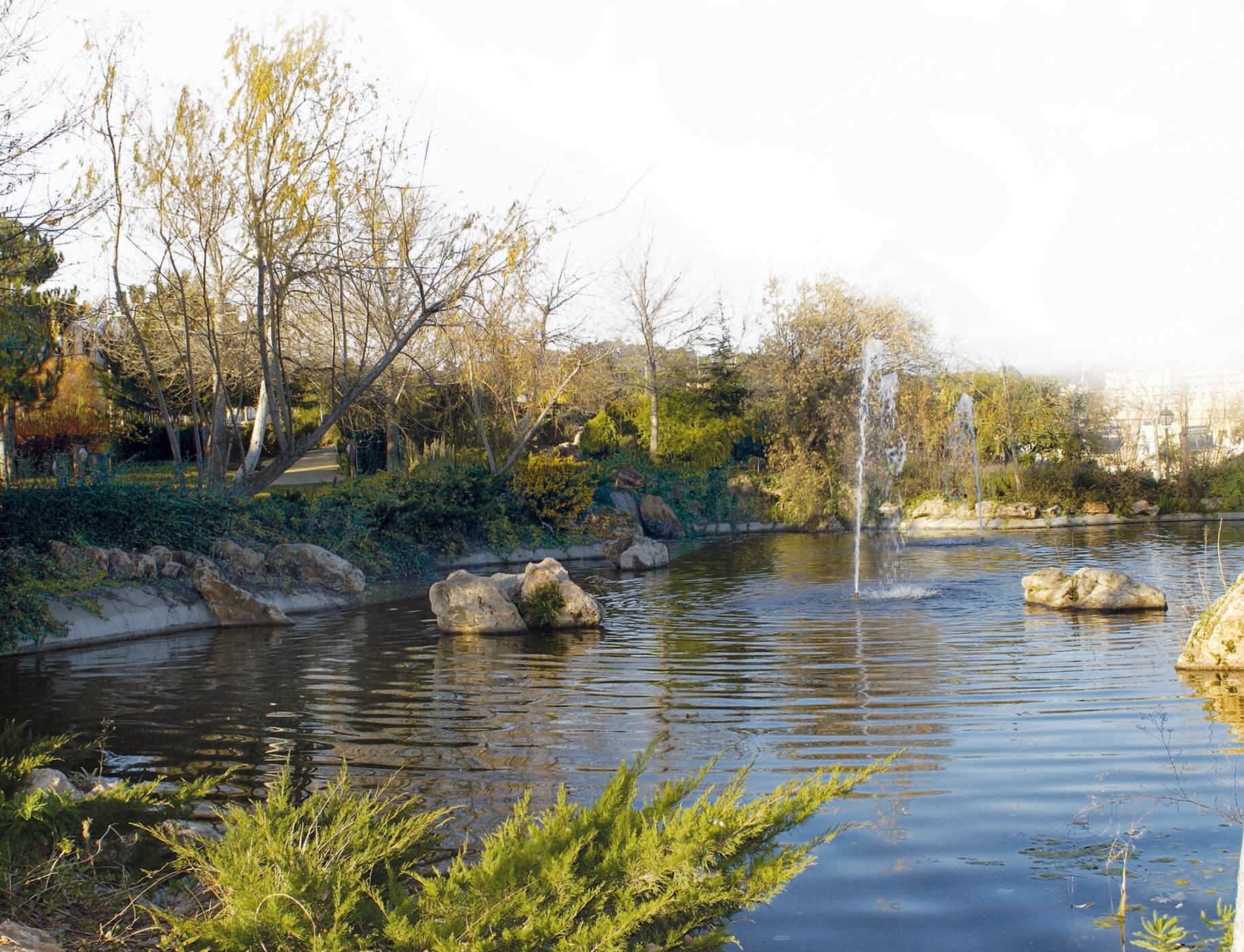 Interior del Parque del Calvario de Estepona con la ermita al fondo