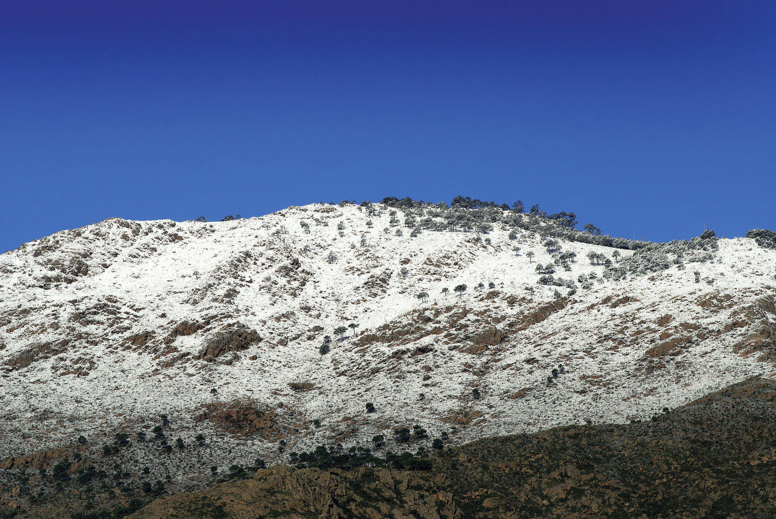 Sierra Bermeja — roca peridotita rojiza característica