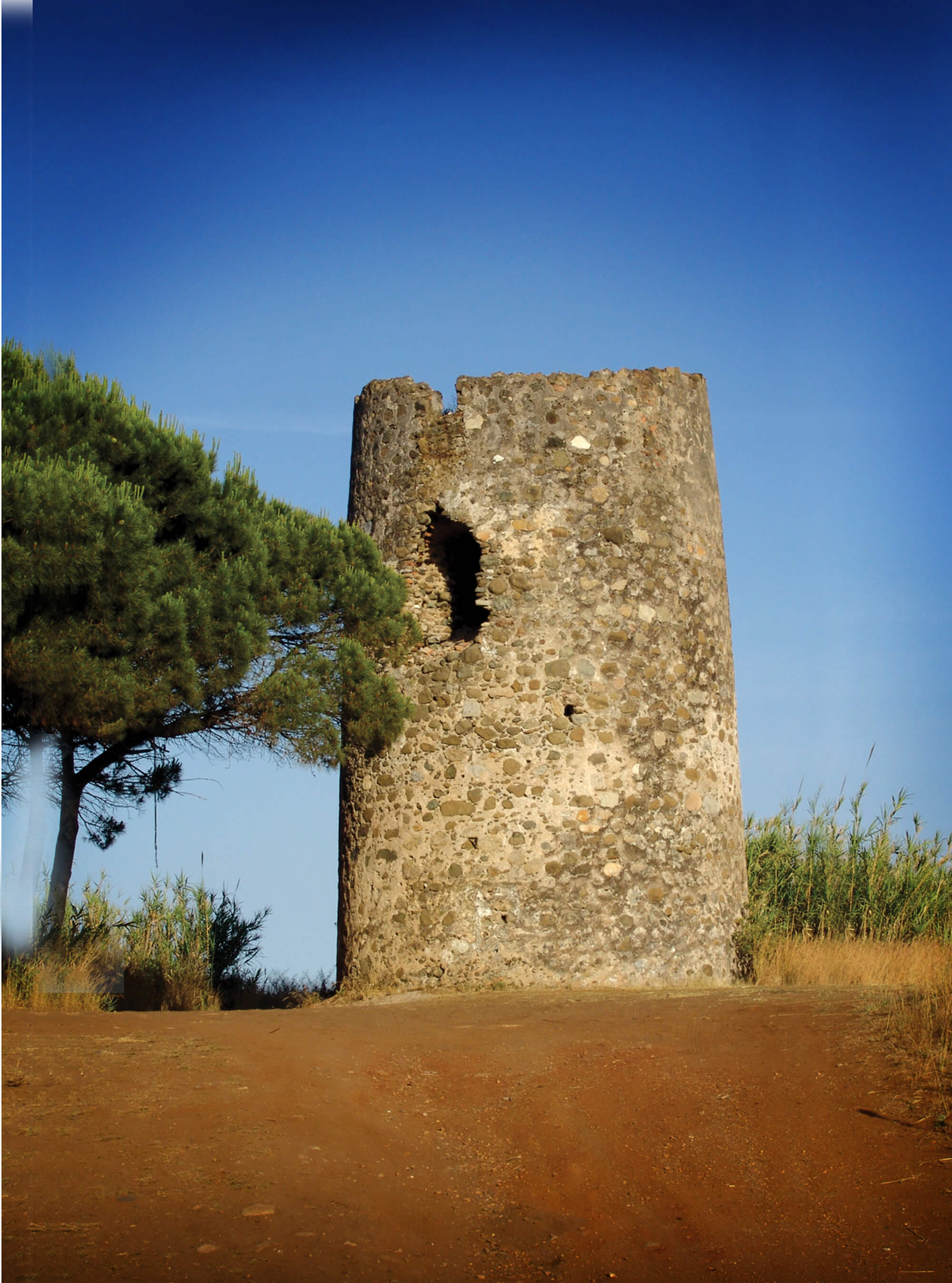Torre Almenara de Velerín, Estepona — vigía costera del siglo XVI